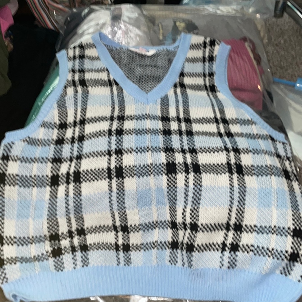 No Boundaries Women’s V-Neck Sweater Vest (Sky Combo)